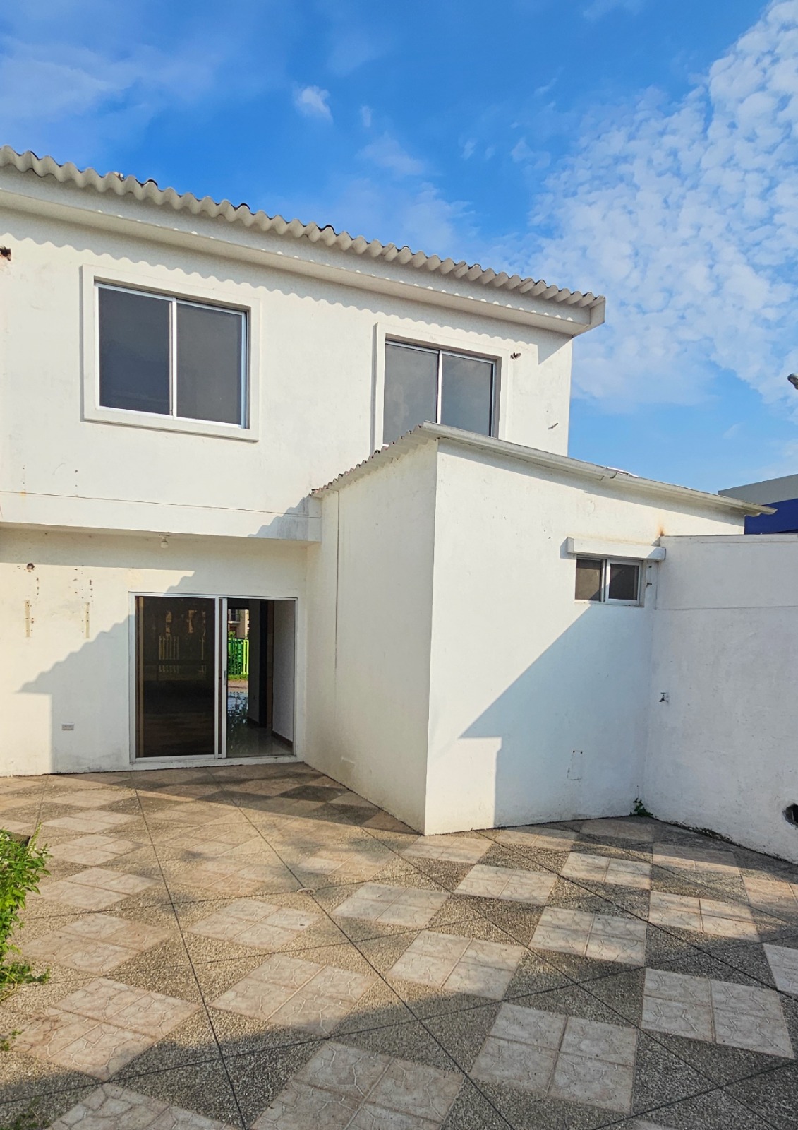 Casa Amplia en Venta en Urb. Matices – Zafiro – 3 Dormitorios + Patio Amplio | Frente al C.C. El Dorado.